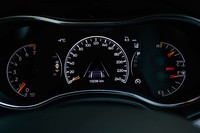 「グランドチェロキー」のメーターパネル。中央の速度計が表示されている部分は7インチの液晶画面になっており、機械式のエンジン回転計（左端）と燃料計・水温計（右端）が組み合わされる。