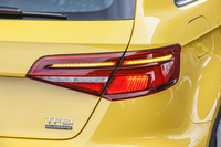 「Sラインパッケージ」装着車には内側から外側へと光が流れるように点灯する専用のLEDリアダイナミックターンインディケーターが備わる。