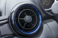 エアコンの吹き出し口はブルーとピアノブラックで飾られる。