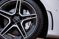 試乗車は、前後235/40ZR18 サイズの「ミシュラン・パイロットスポーツ4」タイヤを装着していた。ブレーキは、ドリルドベンチレーテッドタイプのディスクにAMGのロゴ入りキャリパーが組み合わされている。