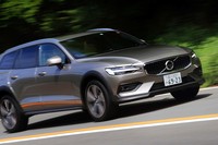 「ポールスターソフトウエア」を導入した「V60クロスカントリーT5 AWDプロ」のエンジンスペックは最高出力261ps、最大トルク400Nm。標準車からは7psと50Nmの増加にとどまるものの、中速域でのトルクを太らせることでドライバビリティーを高めている。