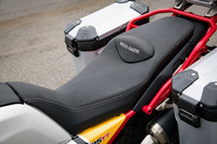 「MOTO GUZZI」のロゴが刺しゅうされたシート。後部にはパニアケースを固定したり荷物をくくりつけたりするためのパイプフレームが標準装備される。