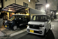 わが家の前で相まみえた新型「N-BOXカスタム ターボ」（写真右）と「タントスローパー」（写真左）。このあと夜の首都高に出撃し、N-BOXの走りをチェックした。