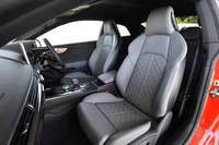 「S5」に標準装備されるアルカンターラとレザーのコンビシート。中央部に施されたクロスステッチと、背もたれの「S」のロゴが目を引く。