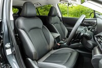 本革シートは11万円のオプションで選べる。北米を主戦場とするスバルだけに座面も背もたれも大ぶりだ。