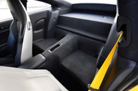 後席は“レス”が基本。オプションとして取り付けることもできる。キャビンについては吸音材も大幅に削減されている。