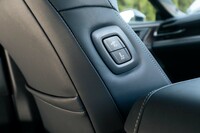 ショーファーカーとしての使用も想定された「クラウン セダン」には、後席側から助手席のシートポジションを動かせる「助手席肩口パワーシートスイッチ」が標準で備わっている。