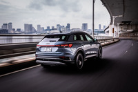 従来のアダプティブクルーズコントロールとアクティブレーンアシストを統合した「アダプティブクルーズアシスト」や死角を並走する車両を検知する「アウディサイドアシスト」、後方から接近する自転車や車両を監視する「エグジットワーニング」など、最新の運転支援システムを搭載している。