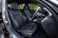 ホールド感のよいスポーツシートの表皮には、ブルーステッチが施されたヴァーネスカ・レザーが用いられている。カラーはブラック（写真）が標準仕様で、茶系の「コニャック」やベージュ系の「オイスター」も選択できる。