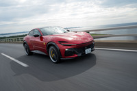 極力後ろ寄りに搭載されたエンジンに、ユニークな4WD機構、トランスアクスルレイアウトのドライブトレインなどにより、「プロサングエ」は49：51の前後重量配分を実現している。