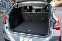 荷室の容量は570～1700リッター。左右の壁面にはコンビニフックが備わっている。