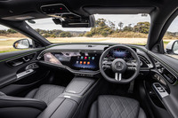 大きなトリムパネルがダッシュボード中央まで伸びる、特徴的なインテリアデザインを採用。助手席側にもディスプレイが備わる「MBUXスーパースクリーン」は、40万4000円の有償オプション「デジタルインテリアパッケージ」に含まれるもの。