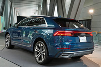 リアまわりでは左右のコンビライトの間をピアノブラックのパネルでつないでいる。