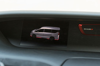 エンジン始動スイッチを押すと、メーター内に「セレナNISMO」のアイコンが回転するように表示される。