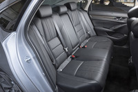 標準装備の本革シートは、ブラック（写真）もしくはアイボリーの2色から選択可能。後席背もたれには、一体可倒式のトランクスルー機構が備わる。