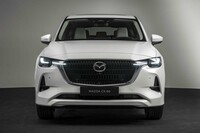 清水「今どき、これほど潔くフロントが絶壁なクルマはないよ！」　
	ほった「私も絶壁顔は嫌いじゃないんですが、『CX-60』はキャビンから後ろのフォルムを思うと、もう少し低くてもいい気がするんですよねぇ」