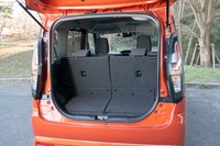 荷室の床面長は先代モデルよりも100mm拡大し、5人乗車時で550～715mmに（リアシートがスライドするため）。最大開口幅は1075mmで、ゴルフバッグを（縦に）2個積める。