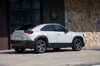 パワーユニットは2リッター直4ガソリン自然吸気エンジンにマイルドハイブリッド機構を組み合わせた「e-SKYACTIV G」。燃費はFF車が15.6km/リッター、4WD車が15.1km/リッターと公表されている。