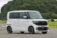 新型「ルークス」には、日産モータースポーツ＆カスタマイズが手がける「AUTECH LINE（オーテックライン）」もラインナップ。シルバーのドアミラーや専用フォグランプフィニッシャー、オリジナルデザインの15インチアルミホイール、専用防水シートなどで個性を演出している。