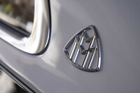 リアピラーに貼られたマイバッハのエンブレム。