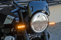 デザイン上のアイコンともなっている、LEDリング付きの丸目1灯のヘッドランプ。ランプの上の小さなスクリーンは、過去のモデルにはなかった新型「スヴァルトピレン」シリーズの特徴だ。