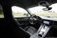 運転席まわりの様子。シフトレバーを取り囲むように、走行モード選択ボタンや車高調整ボタンなど、多くのスイッチ類が並ぶ。