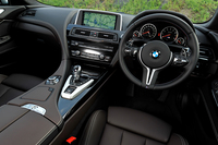 ダッシュボードやドアトリムなどにメリノレザーをあしらったインテリア。テスト車にはセミオーダーメイドプログラムである「Individual」の、ピアノブラックのトリムが採用されていた。