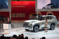 「コンセプトGC-PHEV」をお披露目する益子 修 三菱自動車社長。