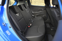 リアシートには6：4の2分割可倒機構を採用。ただし、シートを倒しても床面とフラットにはならない。