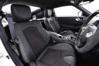 シート表皮には本革とスエード調ファブリックが用いられる。