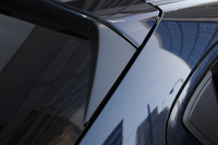 リアスポイラーとCピラーの間には、空力性能を向上させるフィンが取り付けられる。
    