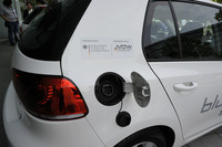 もう一つはCピラーのフューエルリッド下にある。