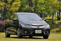 「カローラ アクシオ」とは対照的なワンモーションフォルムをまとう、ホンダのセダン「グレイス」。「空力性能と空間性能を両立させた」とうたわれる。（写真をクリックすると「トヨタ・カローラ」とのデザインの違いが確認できます）