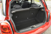 トランクは従来モデルから51リッター増えて211リッター（VDA法）に。