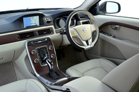 インテリアの様子。2つの隆起を持つダッシュボードや、板状のセンターコンソールが特徴的。
    