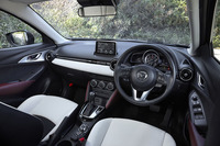
	「CX-3 XDツーリング Lパッケージ」のインテリア。ダッシュボードの中央に、7インチのモニターを装備。メーターのさらに前方には、「アクティブ・ドライビング・ディスプレイ」と名付けられたヘッドアップディスプレイ用コンバイナーが立ち上がる。
	
