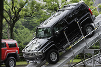 車内からだと恐ろしく見える急坂も、安定して降りることができた。対地障害角がしっかり確保されているため、車体をヒットするリスクは少ない。