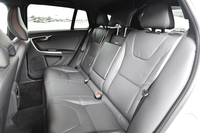 後席の様子。左右席のヘッドレストは、ドライバーの視界確保のために前屈させることができる。
    