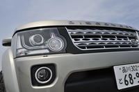 ヘッドランプのデザインもリニューアル。ボンネット先端のロゴは、これまでの「LAND ROVER」から「DISCOVERY」に変更された。
    