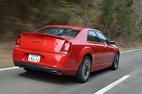 ボディーカラーは、テスト車の「レッドライン」のほか、「ファントムブラック」「アイボリー」が選べる。