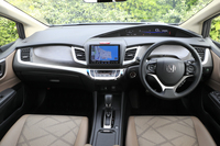 「ジェイドRS」のインストゥルメントパネルまわり。内装色はブラウンとブラックの2色で、ハイブリッド車に設定のあるアイボリーは用意されていない。