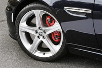 テスト車には、20インチシルバーTakobaアロイホイールがオプションで装備されていた。タイヤサイズは、フロント235/35ZR20、リア285/30ZR20。