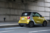 ボディーカラーは白、赤、黄、黒の4色。ルーフの色は、ボディーカラーに応じて黒か赤のいずれかが組み合わされる。