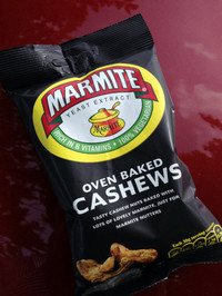 マーマイト風味のカシューナッツスナック。ペーストほどの衝撃はないが、ペーストのファンに“誘導”するには極めて有効な商品。