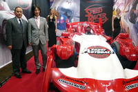 劇中に登場する「ガライヤ」（未来型マシン）が公開された。横に立つのは、ワーナーエンターテイメントジャパンのウィリアム・アイアトン社長（左）と、オートバックスセブンの森本眞臣オフィサー。