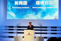 三菱自動車のプレスカンファレンスの様子。写真中央は同社の益子 修社長。