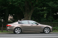 ボディーのスリーサイズは全長4965×全幅1880×全高1455mmと、思いのほか大柄。