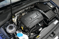 「EA888」型の2リッター直4直噴ターボエンジンを搭載。シリンダーヘッドやターボチャージャー、可変バルブ機構などに専用のチューニングが施されている。
    