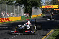 接戦の2012年シーズンにあって、ザウバー・フェラーリの実力は侮れない。予選13位の小林可夢偉（写真前）は、スタートでリアウイングを壊しながらも入賞圏である10位以内を力走。ファイナルラップには9位から他車の混乱に乗じて6位までジャンプアップし開幕戦で8点を獲得した。チームメイトのセルジオ・ペレスは、ギアボックス交換のペナルティーで最後尾スタートながら、ザウバーお得意の1ストップで8位入賞を果たした。（Photo=Sauber）