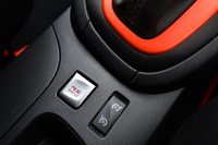 走行モードが選択できる「R.S.ドライブ」の操作スイッチ（銀色のスイッチ）は、シフトセレクターの手前に備わる。